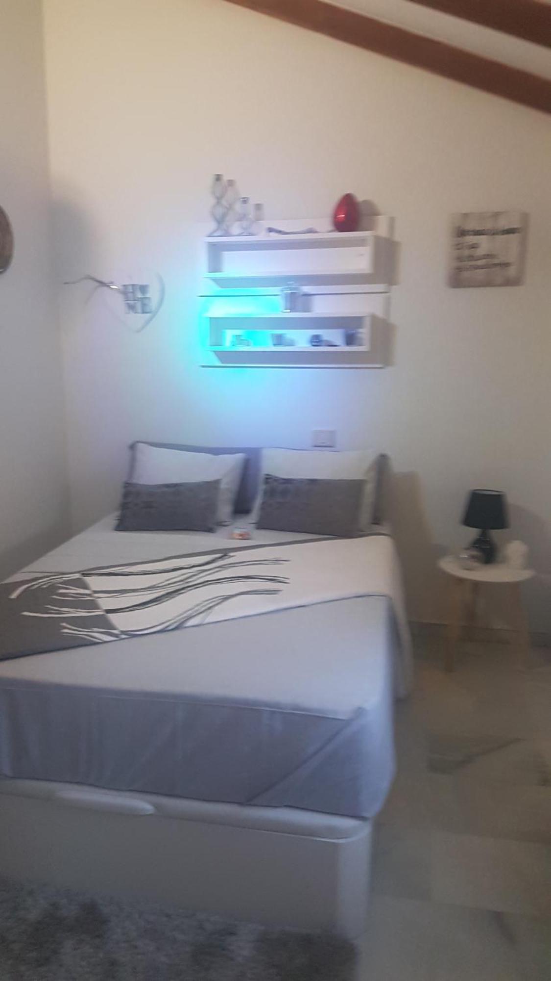 Bed and Breakfast La Casita Del Corazon Castillo del Romeral Номер фото